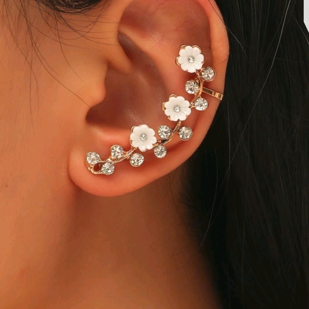 ✨3 FOR $28✨🆕🌼WHITE FLORAL EAR CUFF/CRAWLER - GOLD TONE🌼